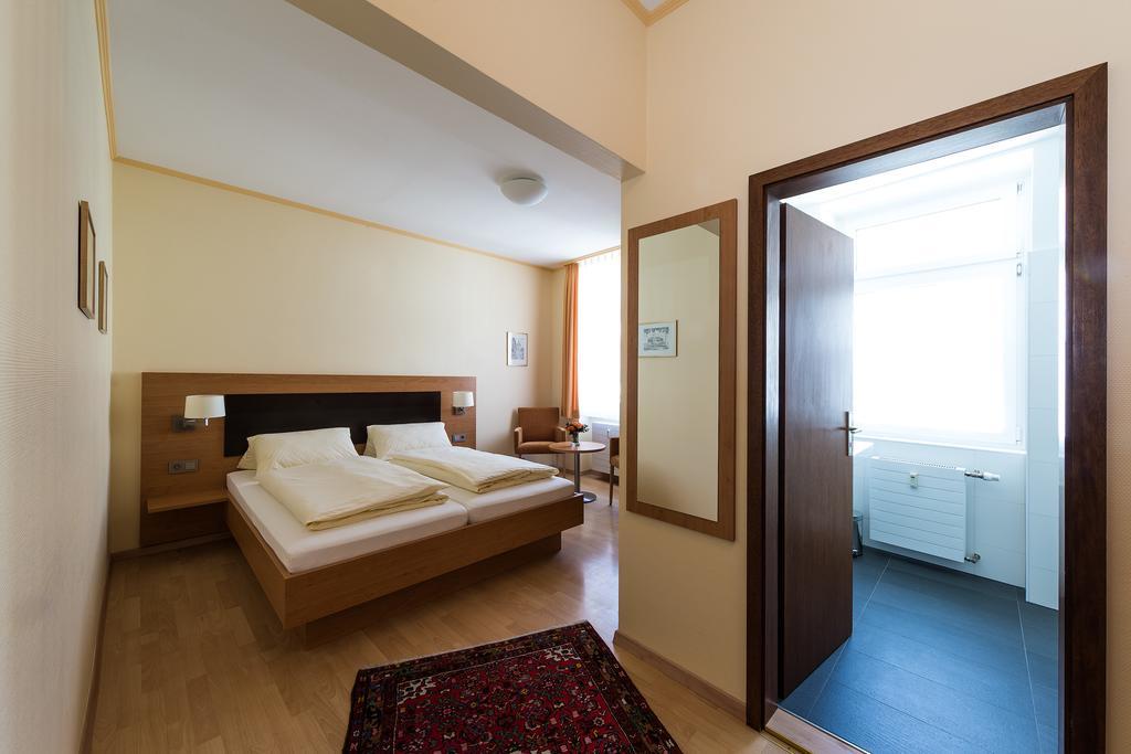 Hotel Hirschen Konstanz Bagian luar foto