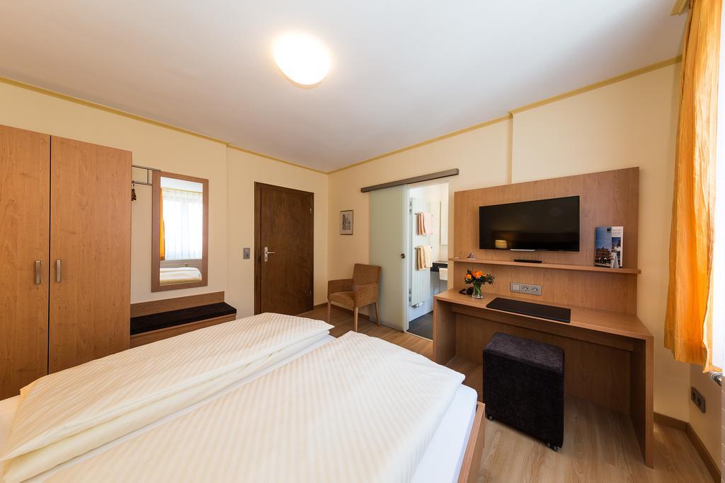 Hotel Hirschen Konstanz Bagian luar foto