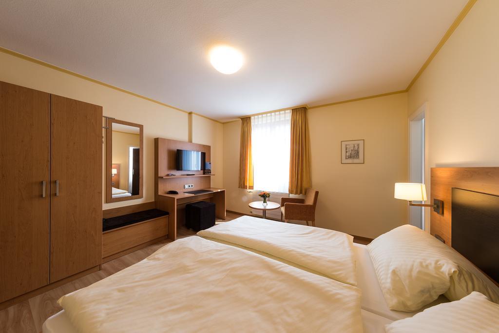 Hotel Hirschen Konstanz Bagian luar foto