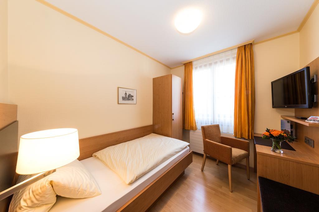 Hotel Hirschen Konstanz Bagian luar foto