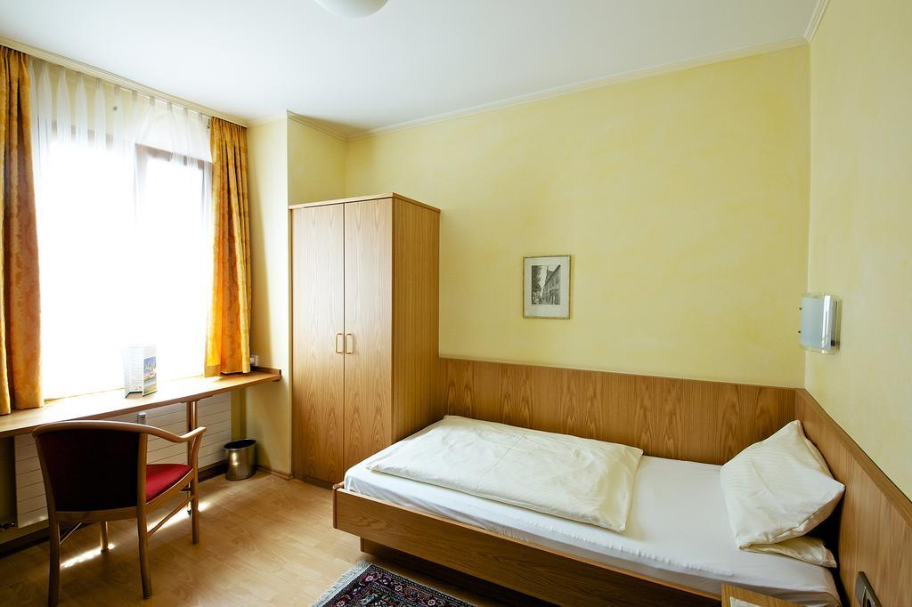 Hotel Hirschen Konstanz Bagian luar foto
